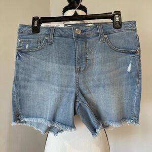 Seven7 Denim Weekend Shorts in a size 6 new with tags fray hem comfort stretch